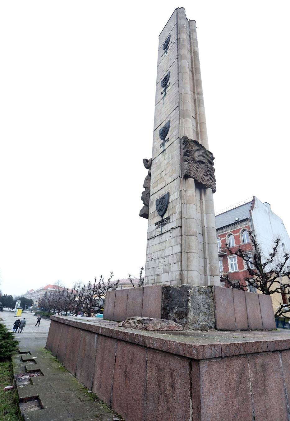 У Москві істерика: у Польщі невідомі пошкодили радянський пам`ятник (ФОТО) - фото 1