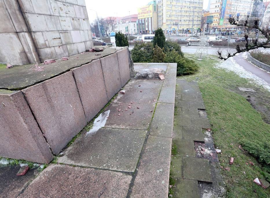 У Москві істерика: у Польщі невідомі пошкодили радянський пам`ятник (ФОТО) - фото 2