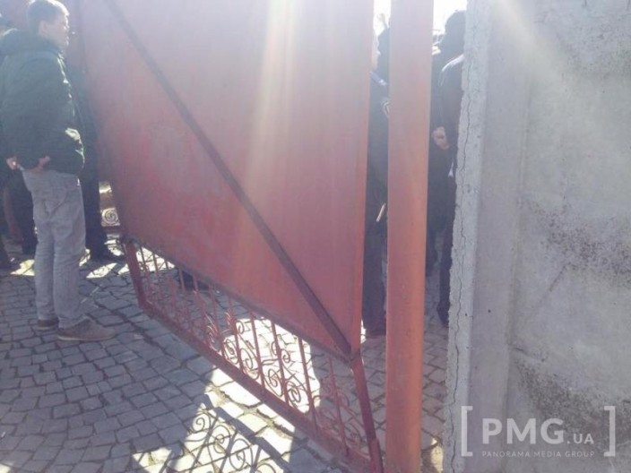 У Мукачеві мітингувальники пошкодили ворота міськради, приїхали патрулі - фото 1
