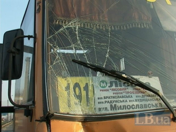 У Києві зіткнулися маршрутки: п'ятеро пасажирів потрапили у лікарні  - фото 1