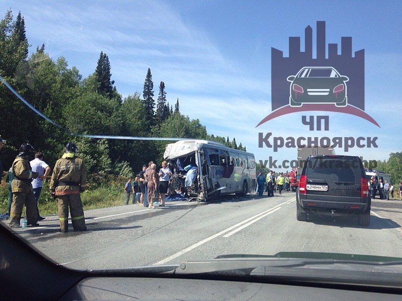 У Росії 11 людей загинули після зіткнення рейсового автобуса і вантажівки (ФОТО) - фото 1