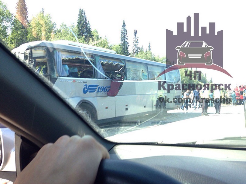 У Росії 11 людей загинули після зіткнення рейсового автобуса і вантажівки (ФОТО) - фото 2