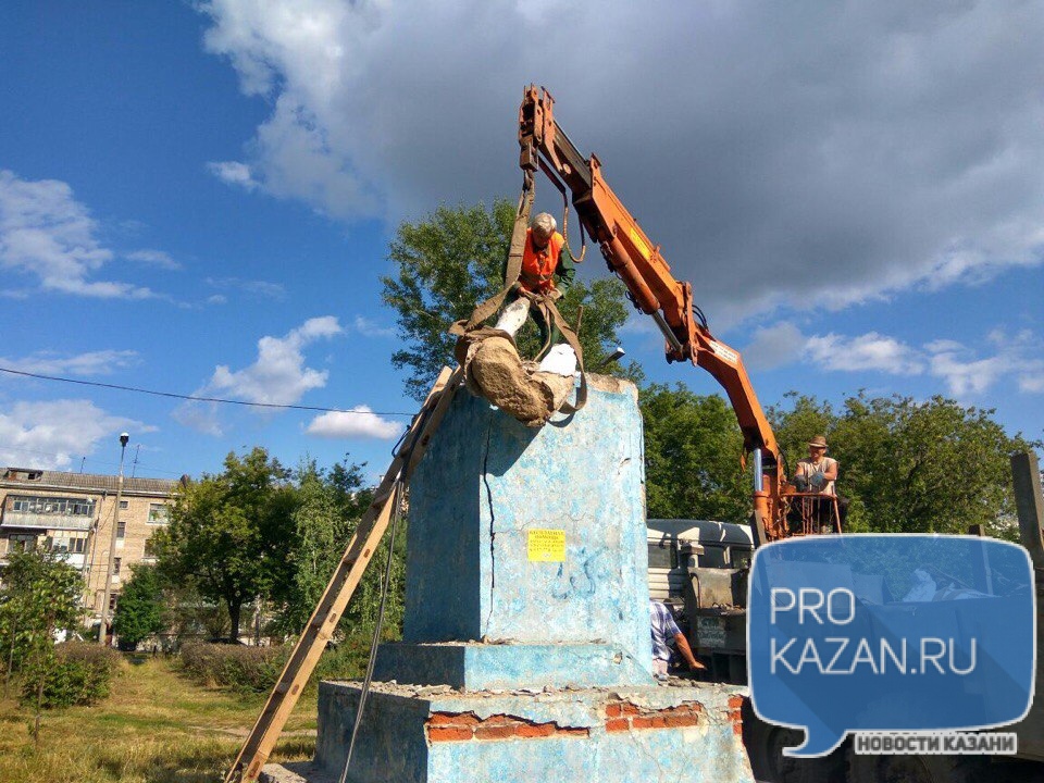 На Росії зруйнували пам'ятник Сталіну-Орджонікідзе - фото 2