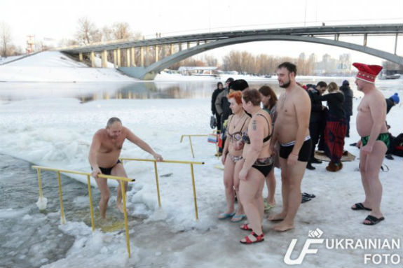У Києві почалися водохресні купання (ОНОВЛЕНО) - фото 4