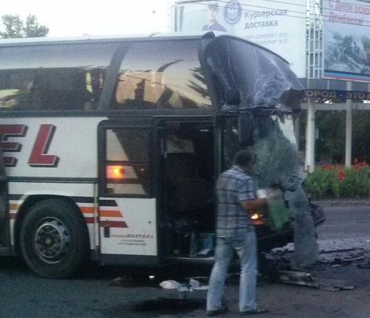 У Макіїївці вантажівка протаранила пасажирський автобу: є постраждалі (ФОТО) - фото 2