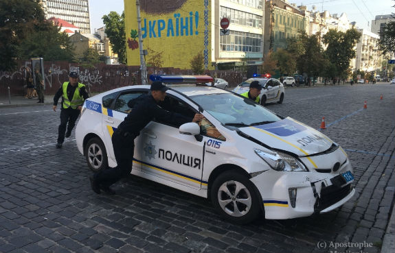 Як столичні копи на Prius протаранили інкасаторську машину - фото 1