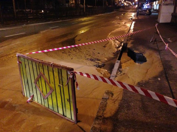 На Борщагівській знову аварія: Дорогу залило водою і піском - фото 2