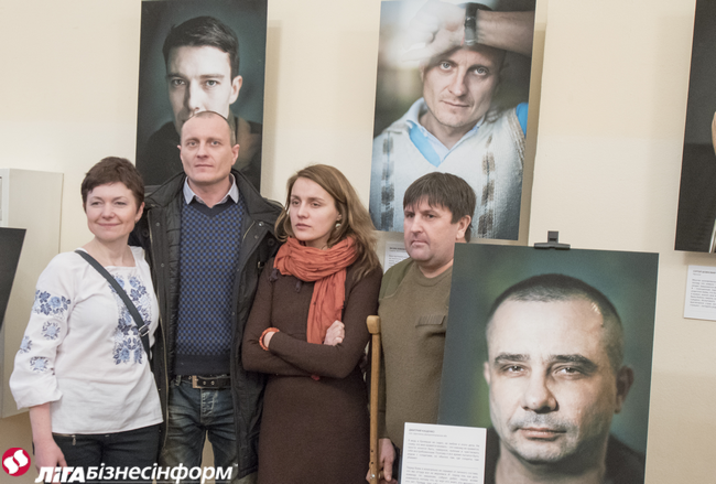 У Києві показали портрети добровольців і солдатів із зони АТО (ФОТО) - фото 1