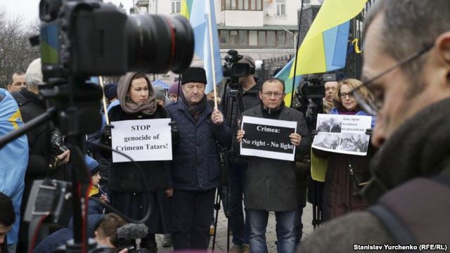 Переселенці пікетують російське посольство у Києві - фото 1