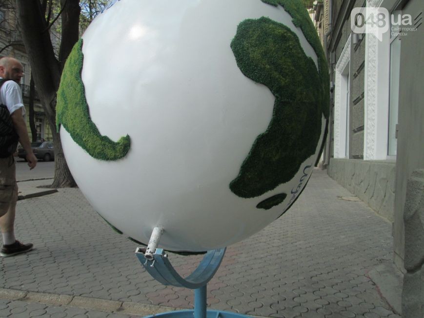 В центрі Одеси з'явилося величезне яйце, що вкрите мохом - фото 2
