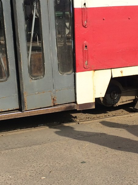 На Салтівці трамвай злетів з рейок а втратив колесо  - фото 4