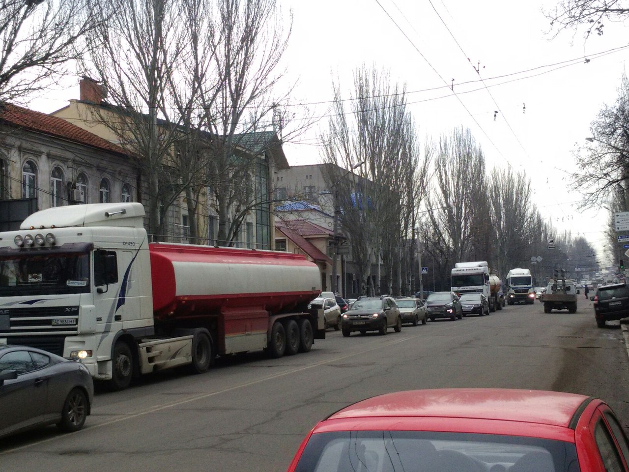У Миколаєві наршеті почали латати аварійні дороги