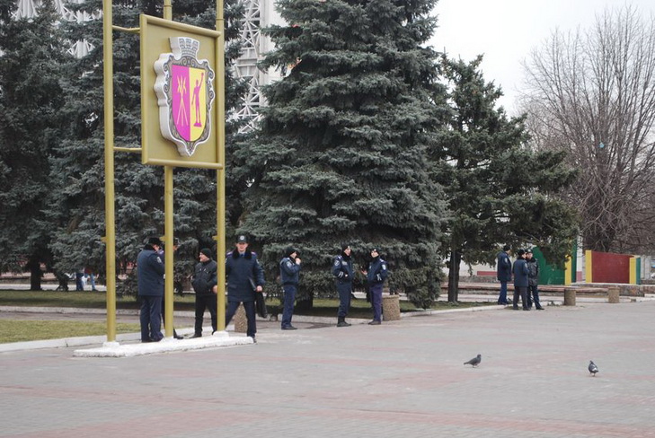 У Дніпродзержинську поліція оточила пам'ятник, який збираються повалити - фото 1