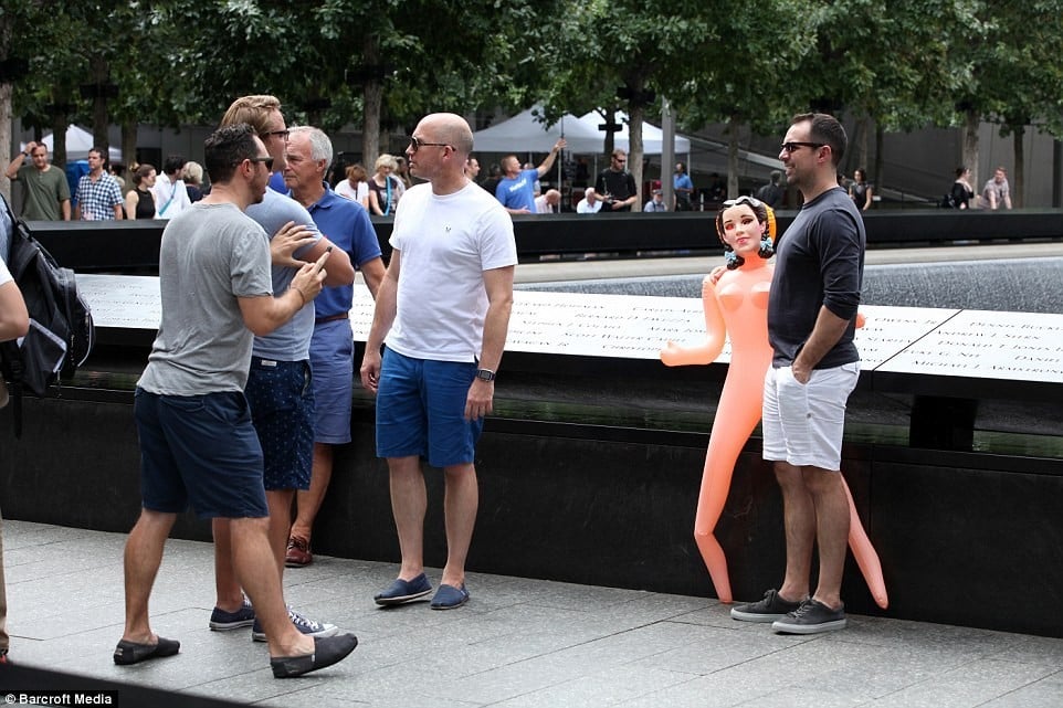 Британці влаштували фотосесію з секс-лялькою біля пам'ятника жертв теракту 11 вересня - фото 2