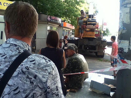 У Києві власниця кіоску залізла на автокран та погрожує перерізати собі вени (ФОТО) - фото 1