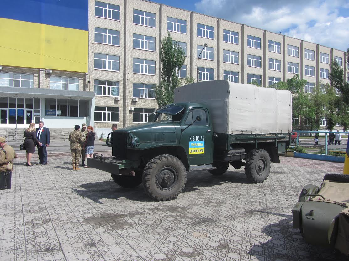 На Луганщині військові ЗСУ влаштували автопробіг на ретроавтівках (ФОТО) - фото 2