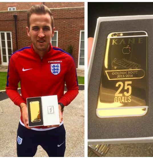 Англійський футболіст показав новий крутий телефон - фото 1