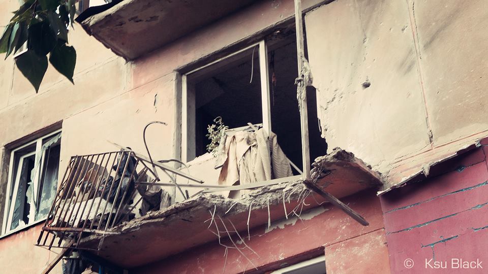 У Щасті перебита електрика, один будинок згорів вщент та безбожно обстріляна церква (ФОТО) - фото 3