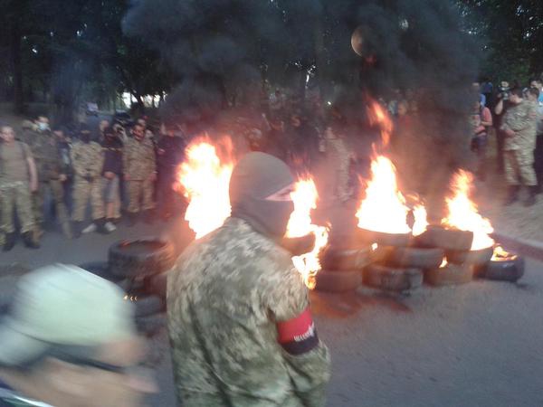 Праворадикали запалили покришки на Грушевського (ФОТО) - фото 1