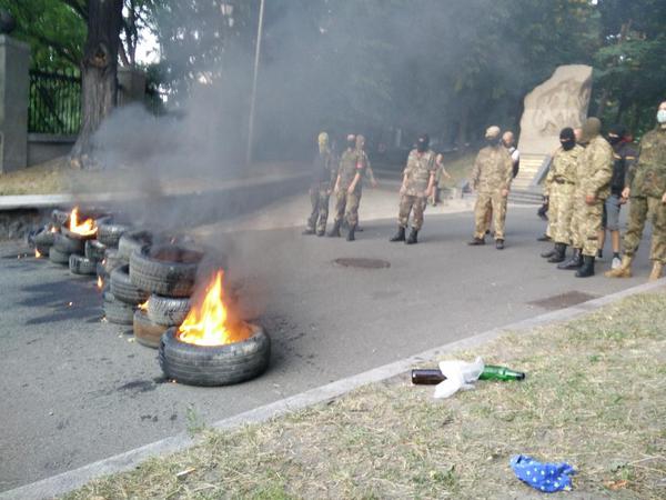 Праворадикали запалили покришки на Грушевського (ФОТО) - фото 2