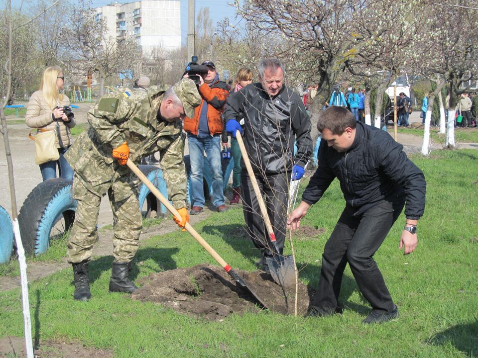 Як українські бійці саджали дерева і квіти разом з маріупольцями (ФОТОФАКТ) - Фото 2