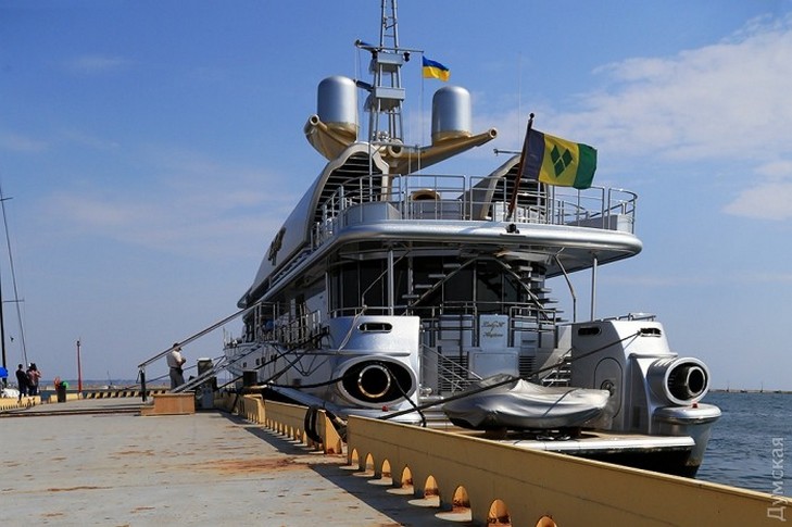 Розкішна яхта "головного ворога" Путіна стала під прапор України в Одесі - фото 2