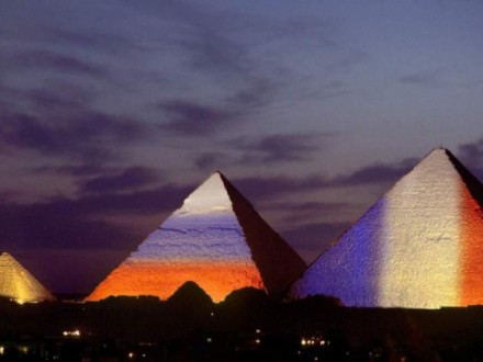 У Єгипті підсвітили піраміду кольорами французького прапора - фото 1
