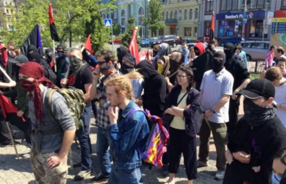 На Подолі в Києві на анархістів напали "автономні націоналісти" (ФОТО) - фото 1