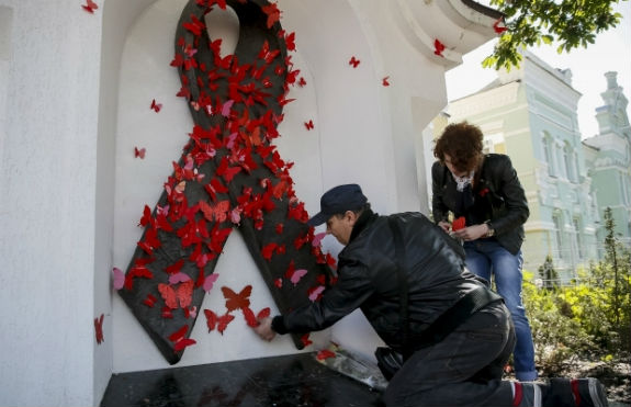 У Києві пам'ять жертв СНІДу вшанували червоними метеликами (ФОТО) - фото 3