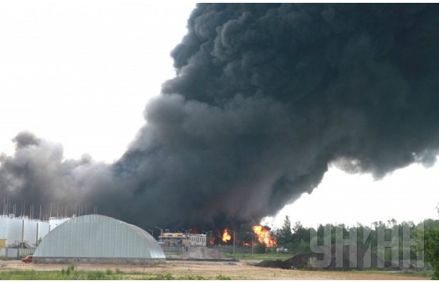 Військову частину біля палаючої нафтобази  окопують ровами та евакуюють людей  (ФОТО) - фото 3