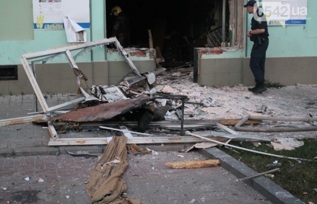 У Сумах вночі стався вибух у офісі "Свободи" (ФОТО, ВІДЕО) - фото 2