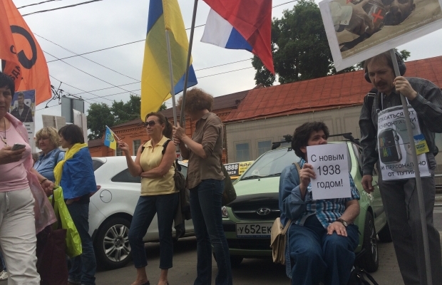 В центрі Москви 20 людей протестують проти війни з Україною (ФОТО) - фото 1