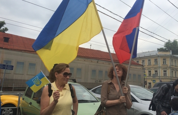 В центрі Москви 20 людей протестують проти війни з Україною (ФОТО) - фото 2