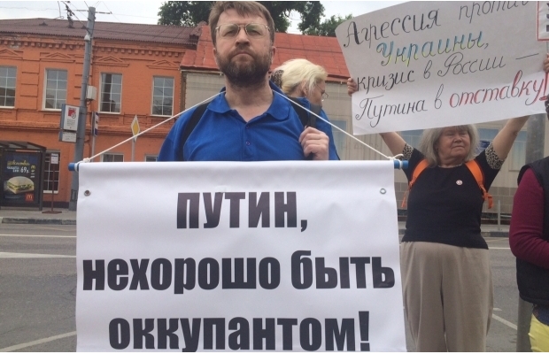 В центрі Москви 20 людей протестують проти війни з Україною (ФОТО) - фото 4