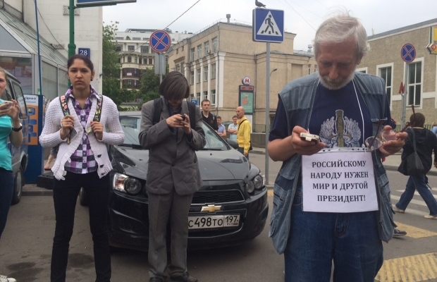 В центрі Москви 20 людей протестують проти війни з Україною (ФОТО) - фото 5