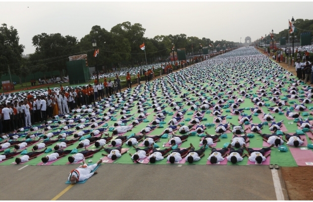 Тисячі індійців зібрались на масове заняття йогою (ФОТО) - фото 5