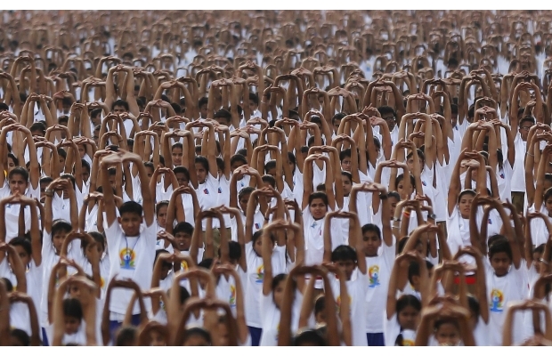 Тисячі індійців зібрались на масове заняття йогою (ФОТО) - фото 2