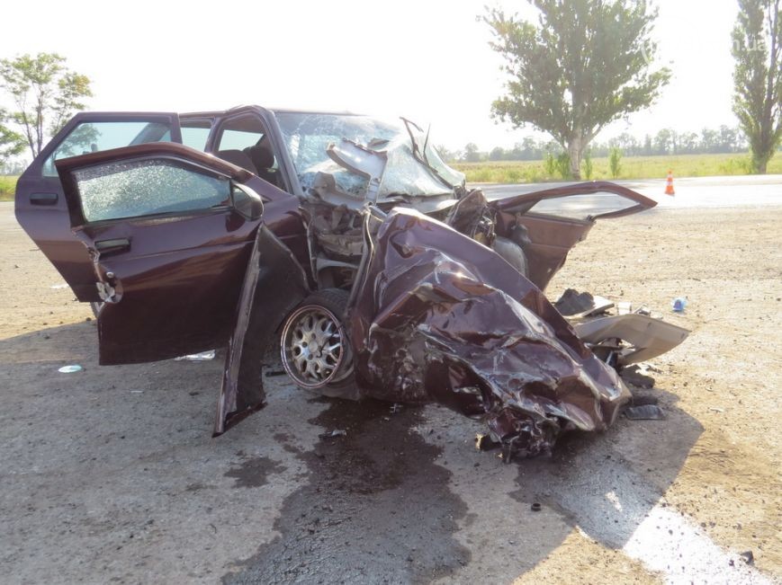 Під Маріуполем автівка зіткнулася з БТР: чоловік загинув, жінку вирізали з металу (ФОТО) - фото 3