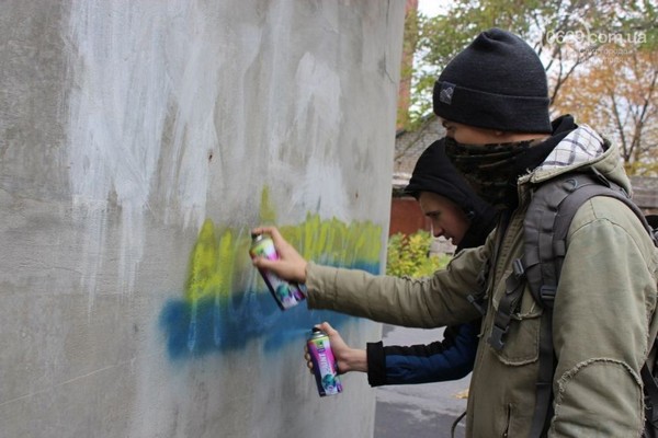 Як у Маріуполі сепаратистські графіті зафарбовують жовто-синім - фото 2