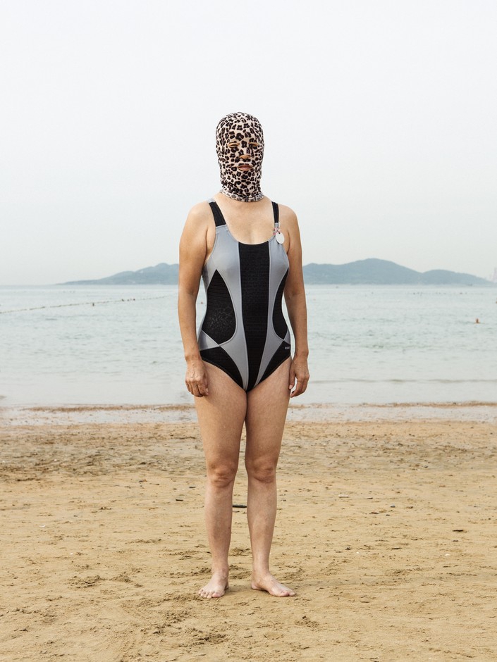 "Фейсник" на морі: У Китаї модно носити купальні маски а-ля Фантомас (ФОТО) - фото 3