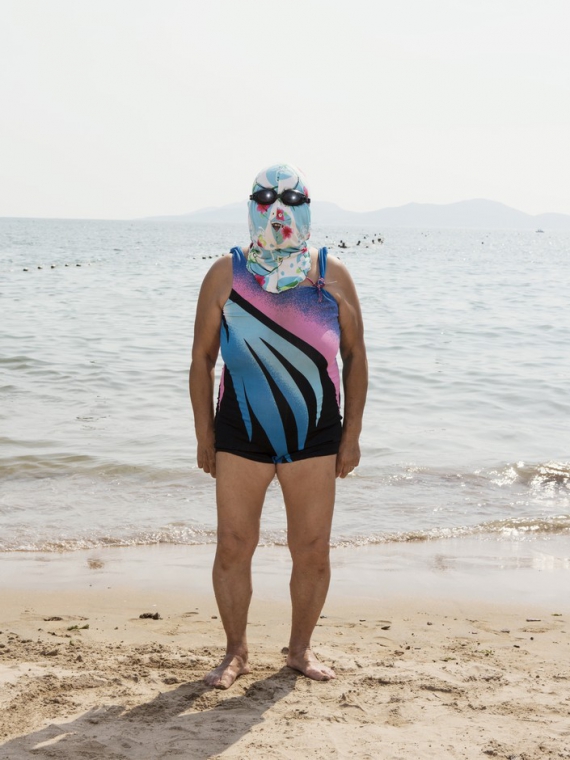 "Фейсник" на морі: У Китаї модно носити купальні маски а-ля Фантомас (ФОТО) - фото 1