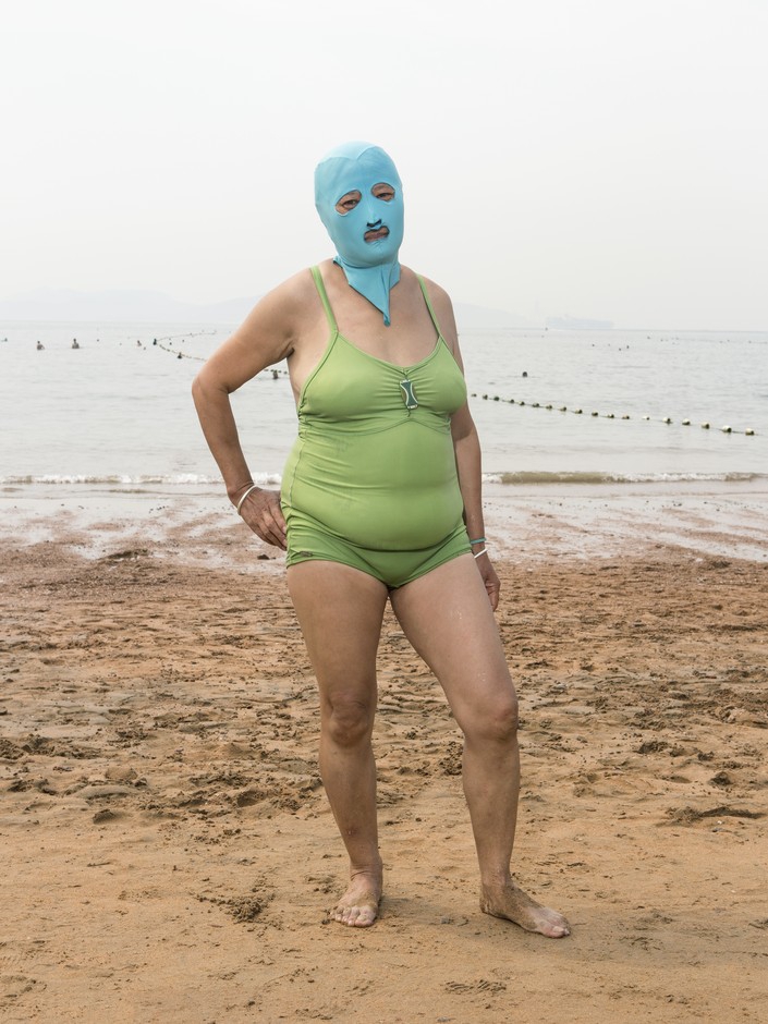 "Фейсник" на морі: У Китаї модно носити купальні маски а-ля Фантомас (ФОТО) - фото 4