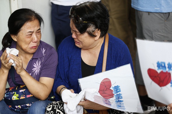 Родичі пасажирів рейсу MH370 вимагають поїздки на Реюньон (ФОТО) - фото 4