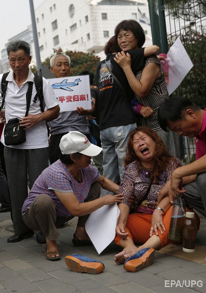Родичі пасажирів рейсу MH370 вимагають поїздки на Реюньон (ФОТО) - фото 2