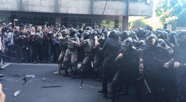 Як мітингувальники билися з правоохоронцями під готелем "Київ" - фото 1