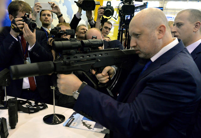 Як Турчинов відкрив XII Міжнародну виставку зброї (ФОТОРЕПОРТАЖ) - фото 4