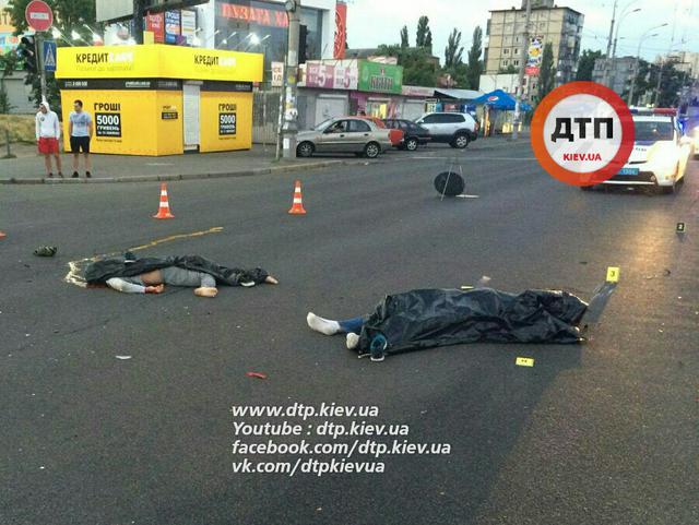 Мотоцикліст і його пасажир загинули в Києві після зіткнення з вантажівкою - фото 2