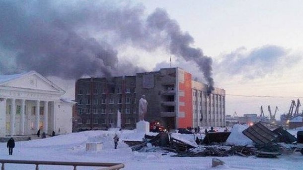 На Росії розлючений пенсіонер підпалив мерію, є загиблі та поранені  - фото 1