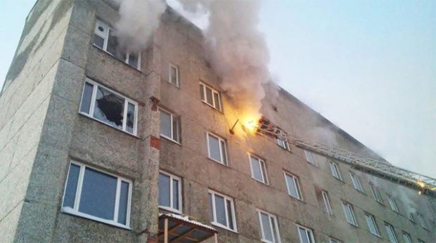 На Росії розлючений пенсіонер підпалив мерію, є загиблі та поранені  - фото 2