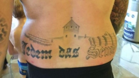 У Німеччині політику дали умовний термін за татуювання нацистського табору - фото 2